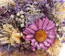 Gesteck Trockenblumen, lila